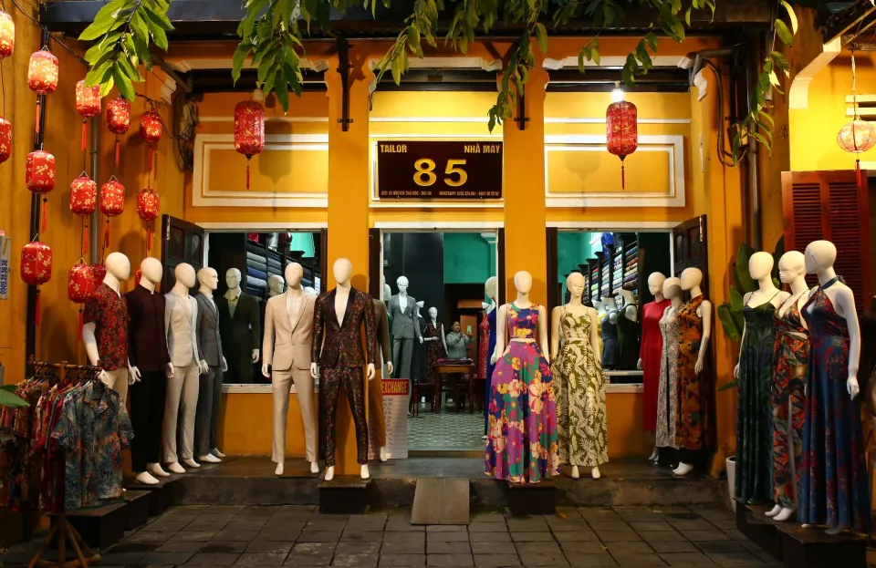 Nhân viên đang phối đồ cho khách